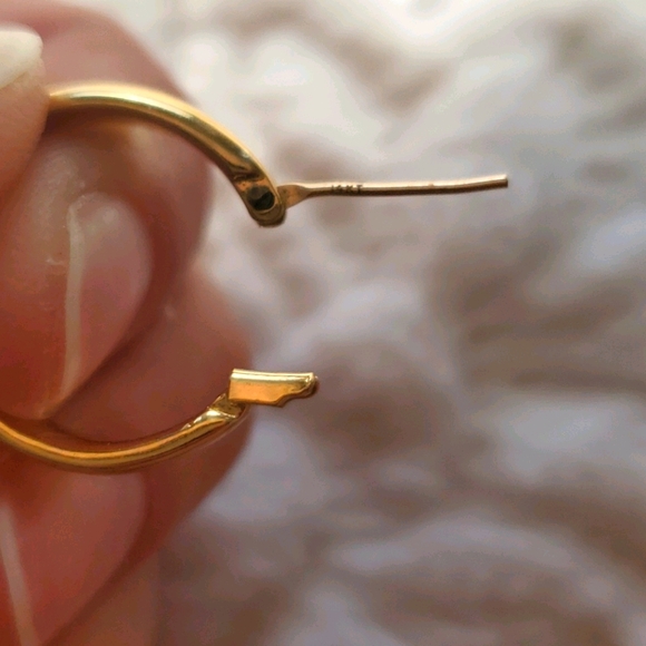 14 KT yellow gold hoop earrings - Picture 4 of 4